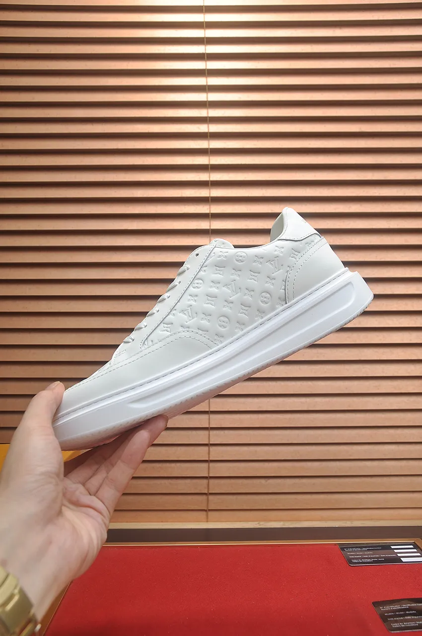 Men's men's shoes 💰640💶Original development, quality shipping, welcome to compare - LV sneaker series sports shoes introduce the loose silhouette of the ready-to-wear series into the spring and summer men's wear shows and make an eye-catching appearance. The cow leather upper is combined with rough fabric laces, and colorful beading highlights the brand's classic elements. LV letters mark the tongue and Monogram floral outsole. Mixed materials Made of top-grain cowhide, thick shoelace design, large Monogram print on the side, mesh lining and cotton feet, the comfort is as extreme as ever, premium heritage, quality first, worth owning! Size: Men’s 38-45 (45 is custom-made and cannot be returned or exchanged)